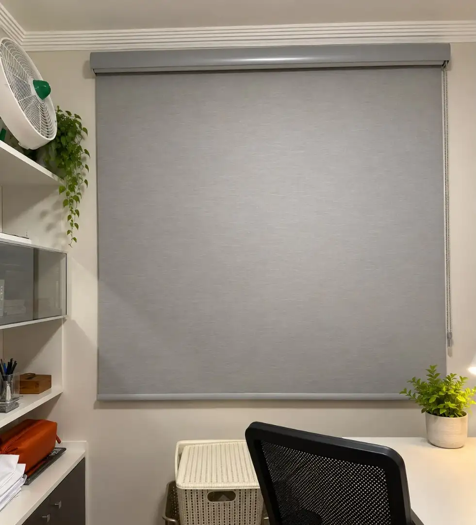 Persiana Rolo Blackout decorado cinza